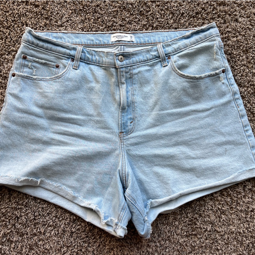 Abercrombie and Fitch high rise dad short light wash size 34/18